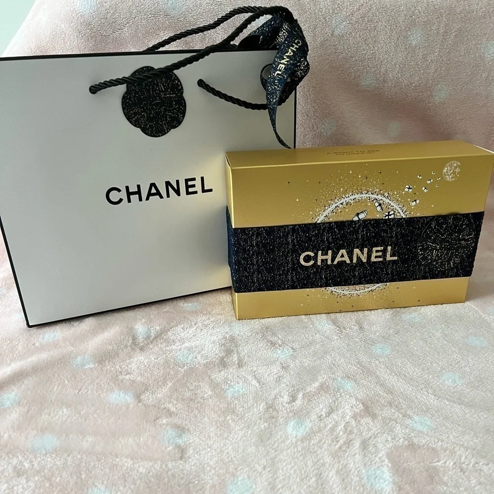 CHANEL• Eye Essential Set Holiday Gift set